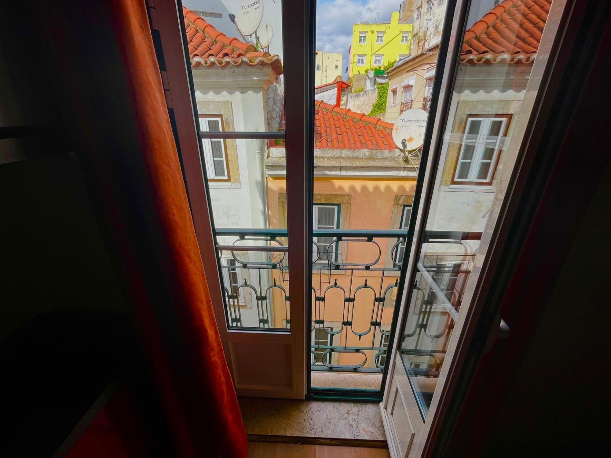 2 Bedroom, 2 Bathroom Apartment - Travessa Da Madalena Lisbon Bagian luar foto